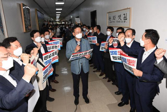 19일 오전 국회 문화체육관광위원회 복도에서 국민의힘 의원들이 언론중재법 개정안을 반대하는 구호를 외치고 있다. 국회사진기자단